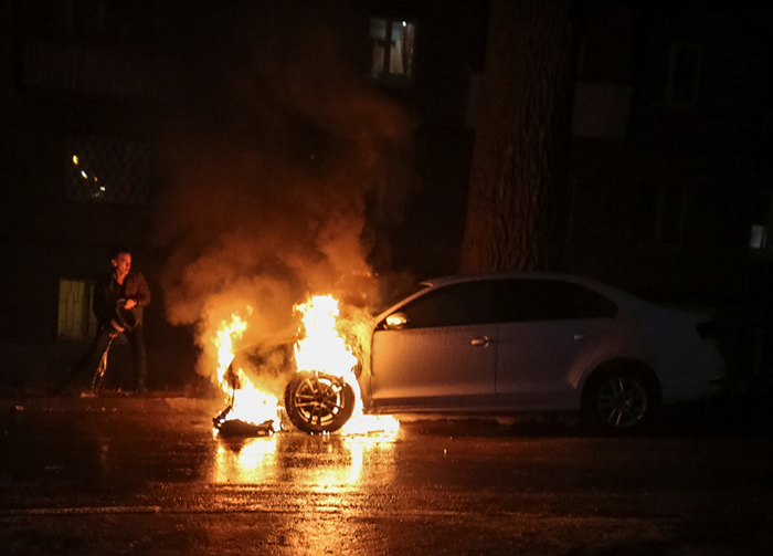 Сгоревшая поблизости посольства РФ в Киеве машина. Фото Reuters/Scanpix/Leta