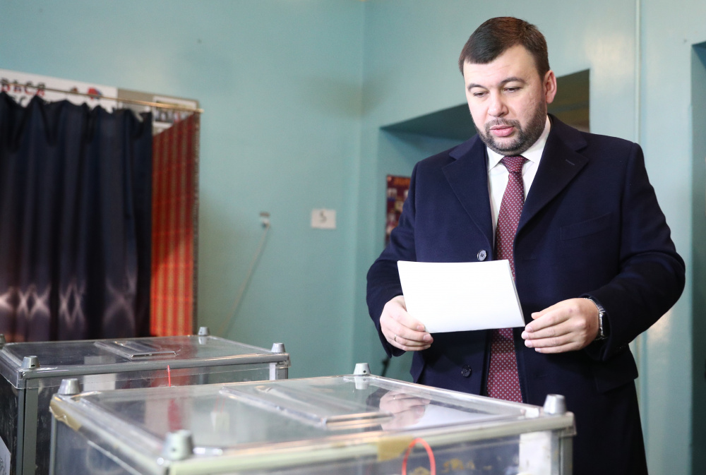 Денис Пушилин голосует на выборах в Донецке. Фото TASS/Scanpix/Leta