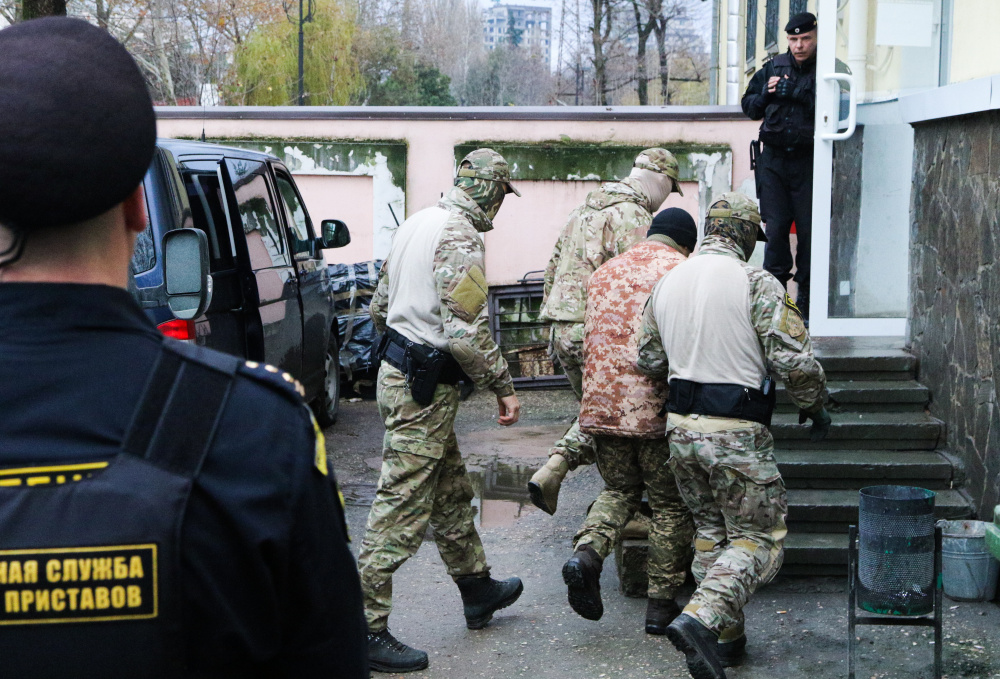 Задержанные украинские моряки входят в здание Киевского районного суда в Симферополе. Фото TASS/Scanpix/Leta
