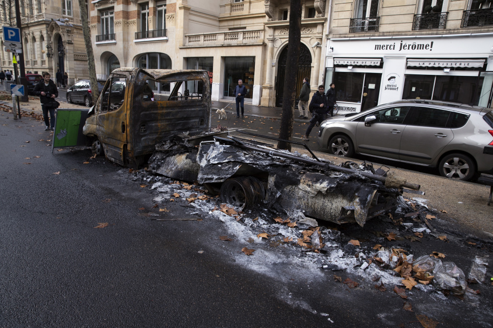 После массовых акций протеста против роста цен на автомобильное топливо в Париже. Фото EPA/Scanpix/Leta