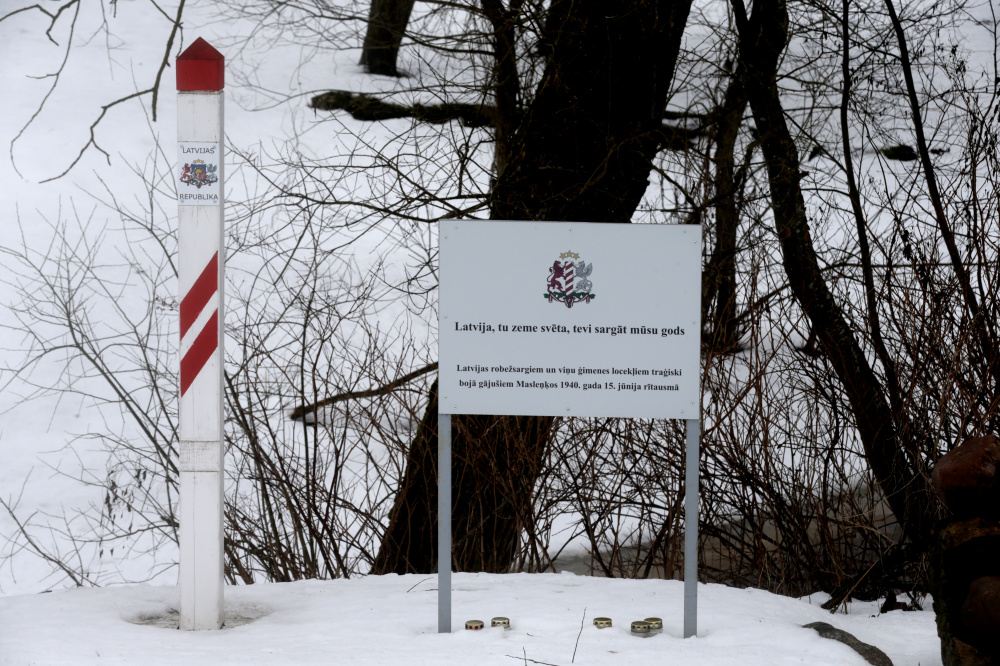 Памятный знак на границе с Россией в честь латвийских пограничников, погибших в столконовении в советскими войсками в 1940 году. Фото REUTERS/Scanpix/Leta