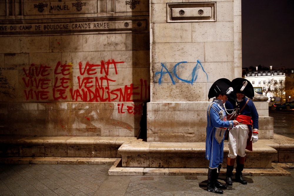 Графити на стене Триумфальной арки после массовых акций протеста против роста цен на автомобильное топливо в Париже. Фото REUTERS/Scanpix/Leta