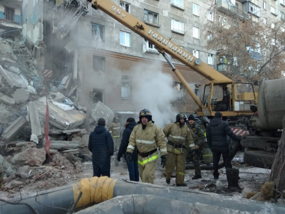 Спасательные службы работают на месте обрушения подъезда жилого дома в Магнитогорске. Фото REUTERS/Scanpix/Leta
