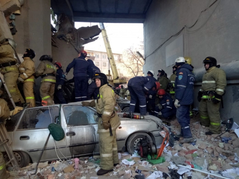 Начавшийся разбор завалов у обрушившейся части здания. Фото REUTERS/Scanpix/Leta