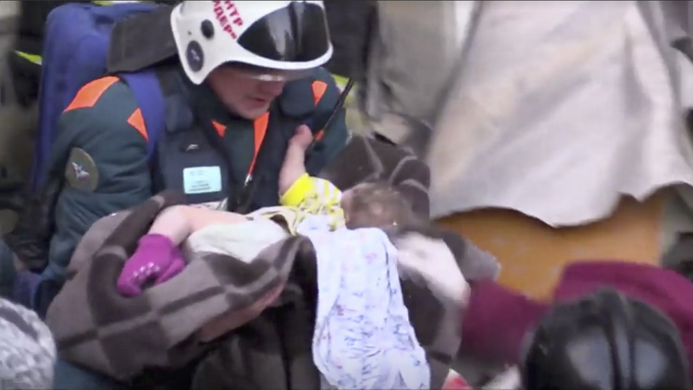 Скриншот видео спасения 11-летнего ребенка из-под завалов в Магнитогорске. Изображение Reuters/Scanpix/Leta