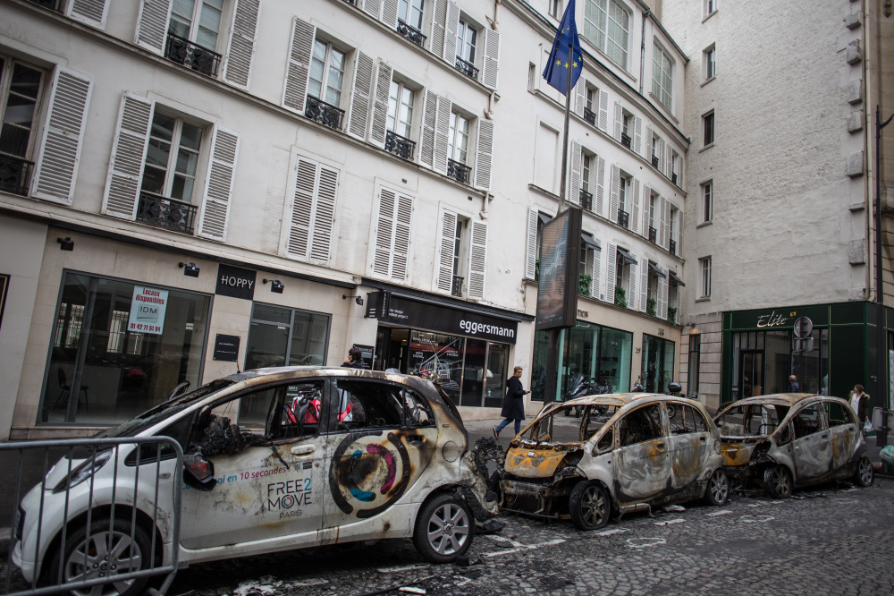 После массовых акций протеста против роста цен на автомобильное топливо в Париже. Фото Sputnik/Scanpix/Leta