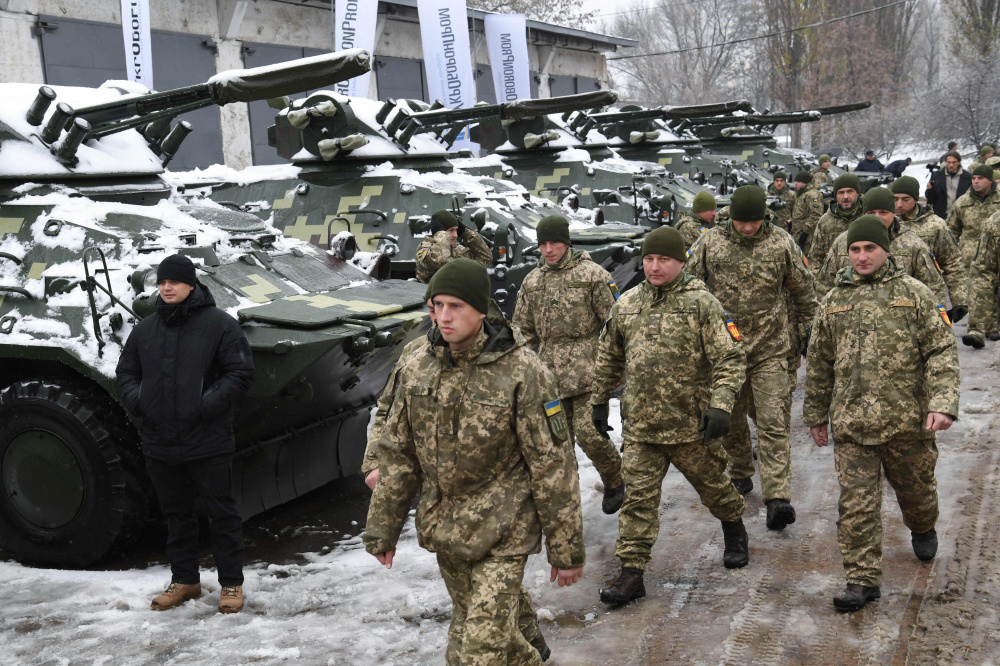 Украинские военные принимают на вооружение новую бронетехнику. Фото AFP/Scanpix/LETA