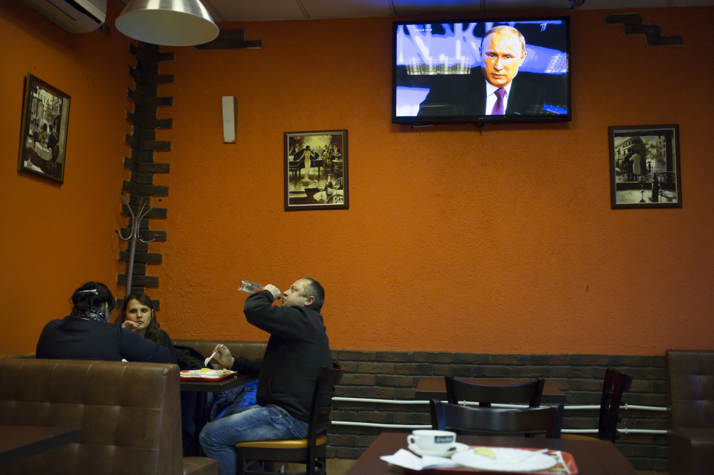 В одном из кафе Санкт-Петербурга. Фото AP/Scanpix/LETA