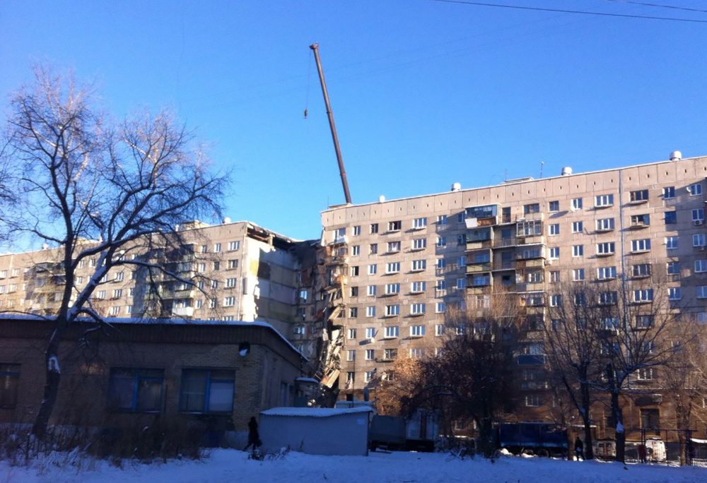 Вид на многоквартирный 10-этажный дом в Магнитогорске после взрыва газа, повлекшего обрушение подъезда здания. Фото TASS/Scanpix/Leta