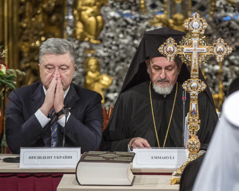Президент Украины и иерархи новой украинской церкви. Фото AP/Scanpix/Leta