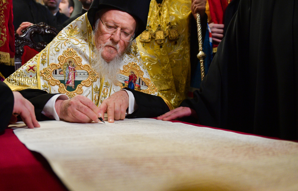 Патриарх Варфоломей подписывает томос. Фото EPA/Scanpix/LETA 