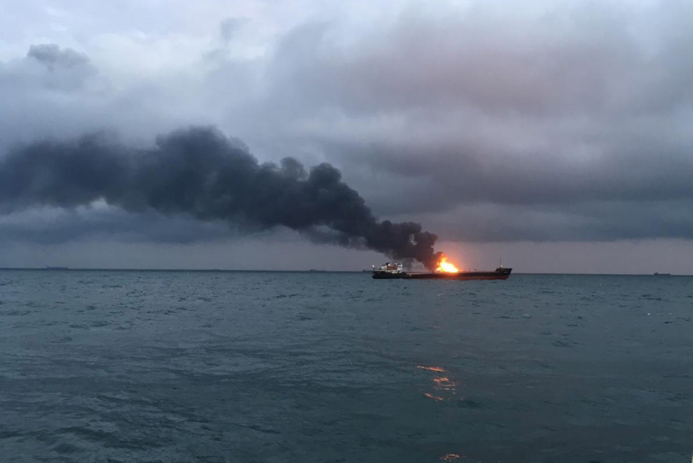 Одно из двух горящих судов в Керченском проливе. Фото  EPA/Scanpix/Leta
