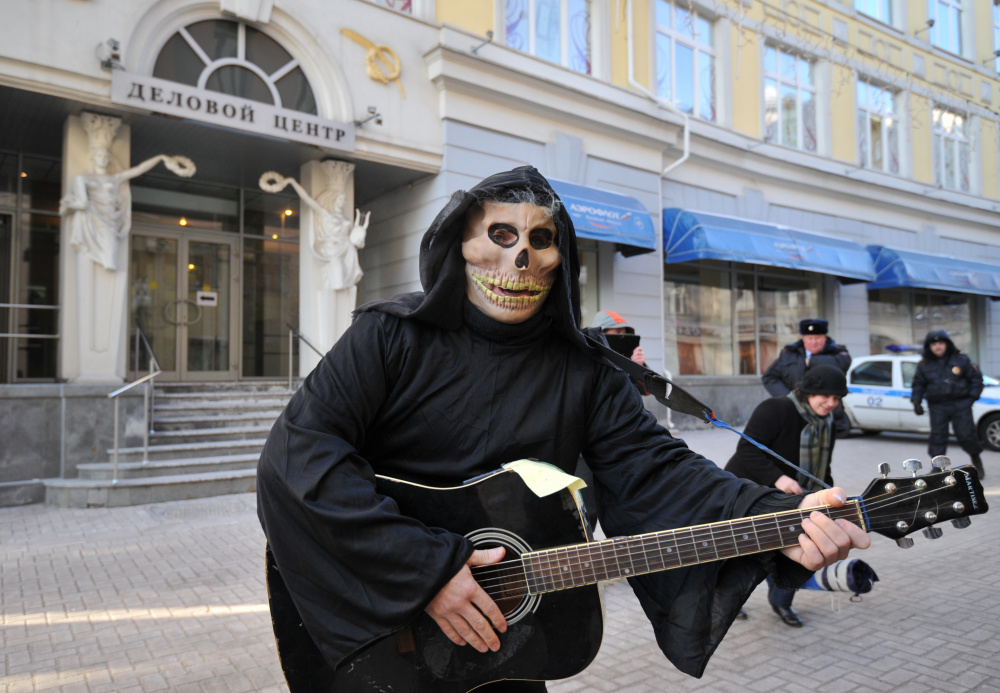 Человек в костюме Смерти поет песню One Way Ticket возле офиса Аэрофлота на Арбате. Фото RIA Novosti/Scanpix/LETA