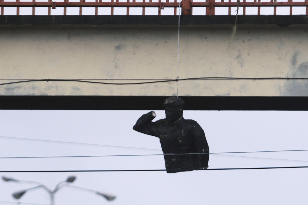 Остатки статуи предыдущему президенту Венесуэлы Уго Чавесу. Фото REUTERS/Scanpix/Leta