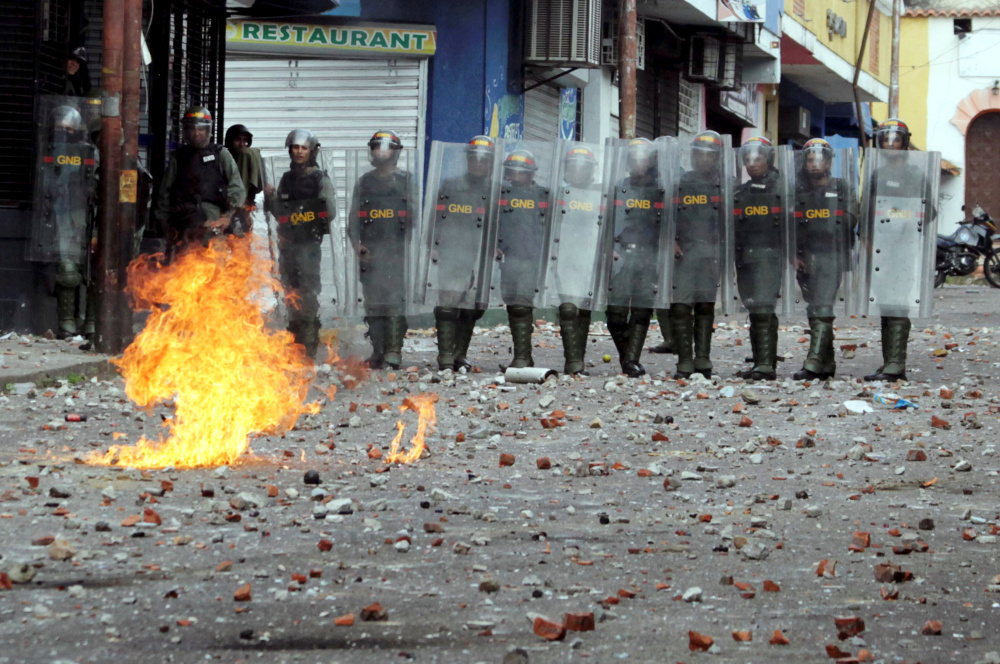 Полицейские во время акций протеста против президента Венесуэлы Николаса Мадуро. Фото Reuters/Scanpix/Leta