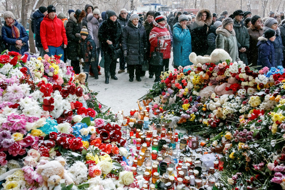 Жители Магнитогорска приносят цветы к обрушившемся дому. Фото REUTERS/Scanpix/LETA