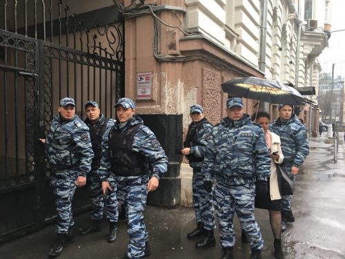 Сотрудники полиции около московского офиса «Открытой России». Фото AP/Scanpix/LETA