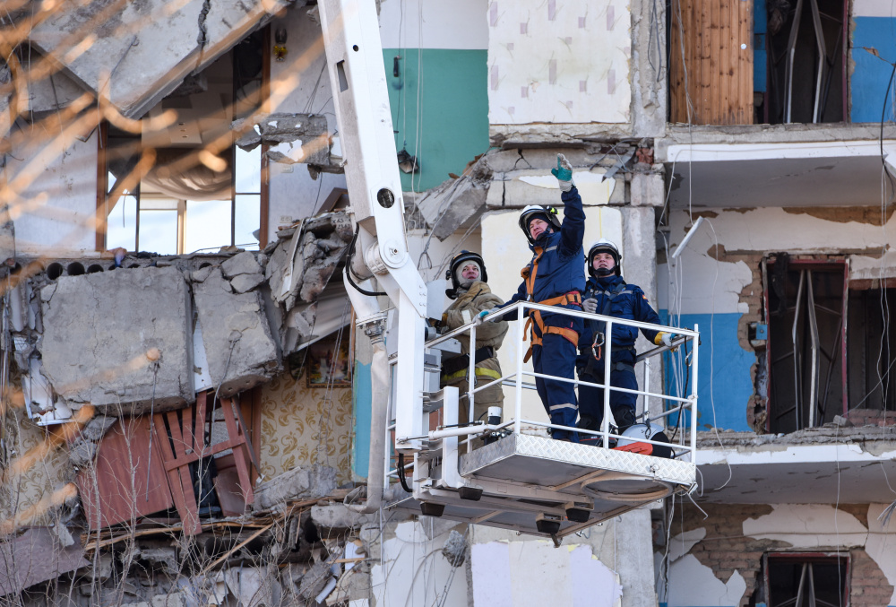 Поисково-спасательная операция и разбор завалов в частично обрушившемся здании в Магнитогорске. Фото TASS/Scanpix/Leta