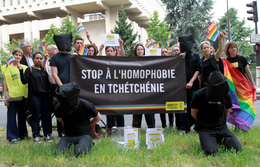 Митинг Amnesty International против преследования геев в Чечне около посольства РФ в Париже. Фото AFP PHOTO /Scanpix/LETA
