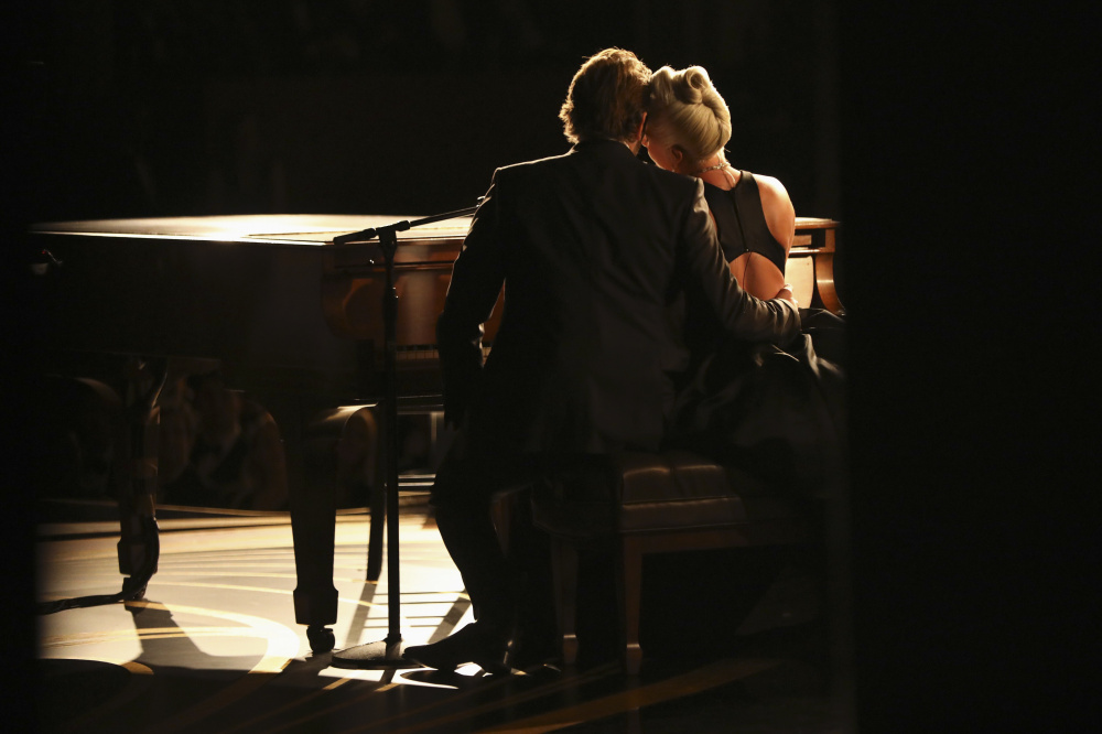 Леди Гага и Бредли Купер исполняют песню Shallow. Фото REUTERS/Scanpix/Leta