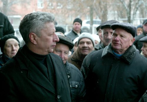 Юрий Бойко (слева) встречается с избирателями. Фото Sputnik/Scanpix/LETA
