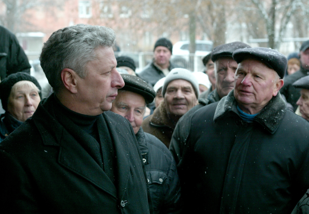 Юрий Бойко (слева) встречается с избирателями Фото Sputnik/Scanpix/LETA