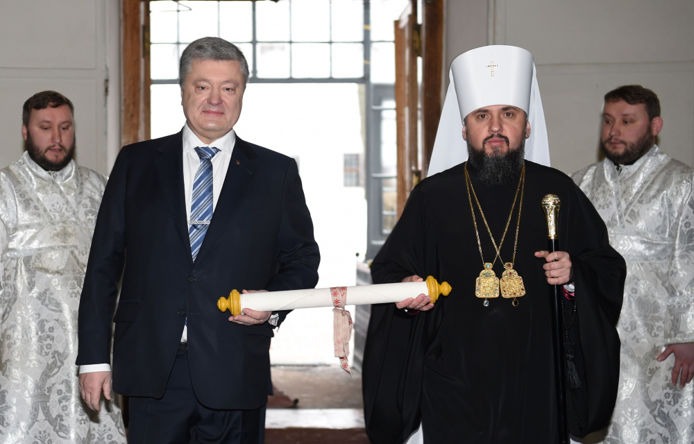 Президент Порошенко и митрополит Епифаний держат томос об автокефалии ПЦУ. Фото AFP/Scanpix/LETA
