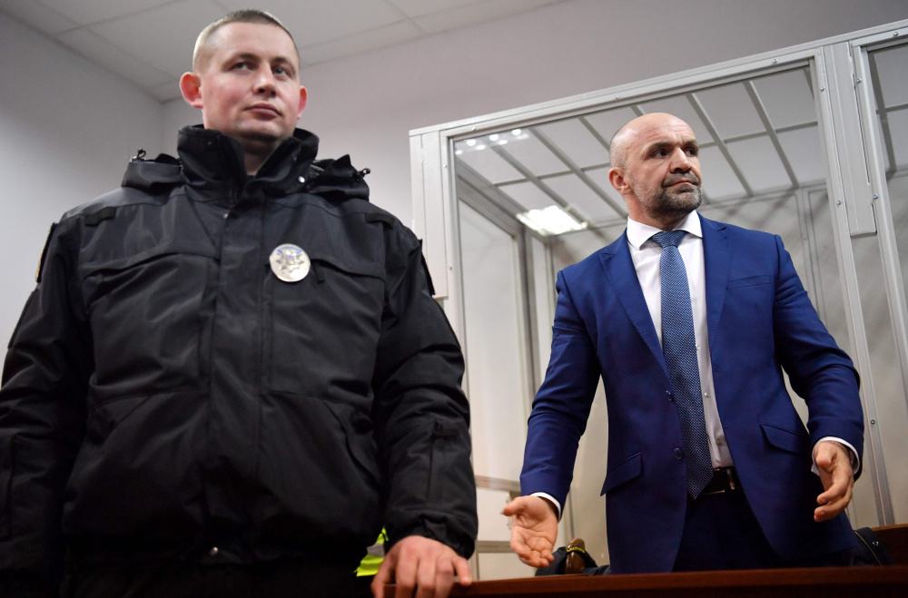 Владислав Мангер (справа) в помещении суда. Фото AFP/Scanpix/LETA