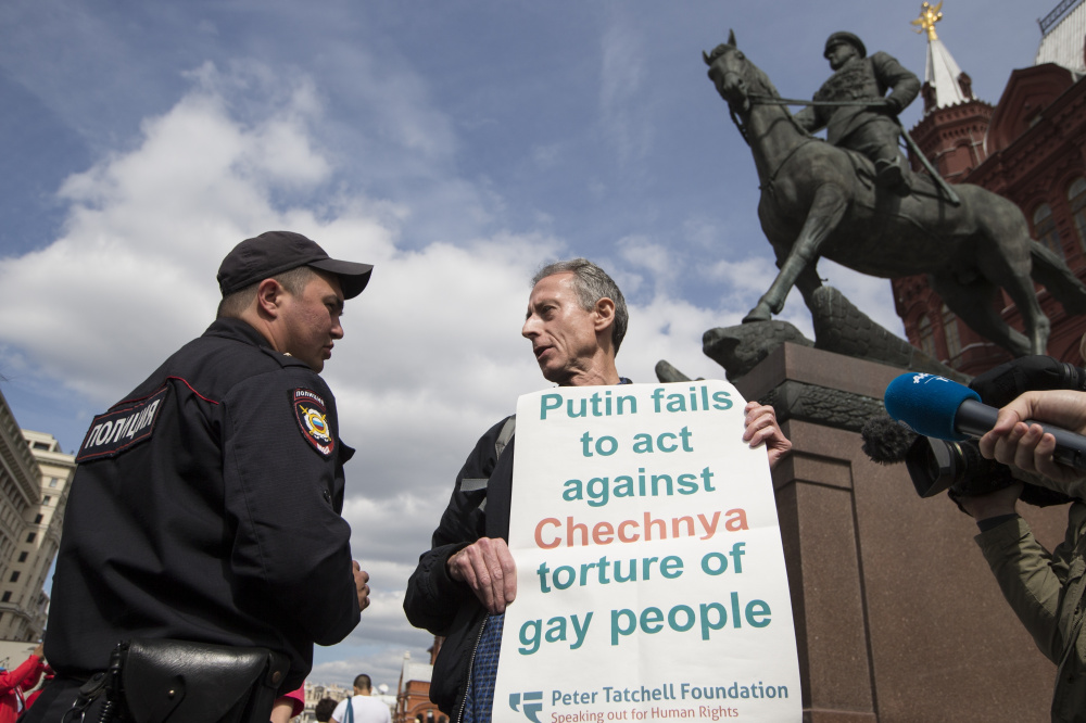 Британский ЛГБТ-активист протестует в центре Москвы против пыток геев в Чечне, лето 2018 г.  Фото AP/Scanpix/LETA