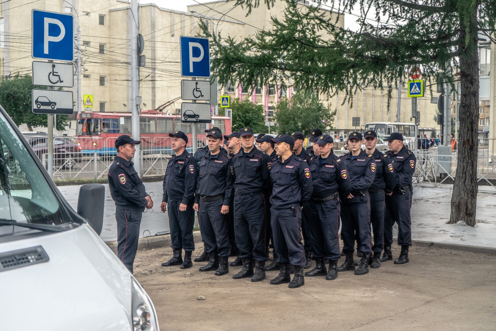 Красноярская полиция наблюдает за акцией сторонников Алексея Навального против повышения пенсионного возраста. Фото vk.com/teamnavalny_krsk