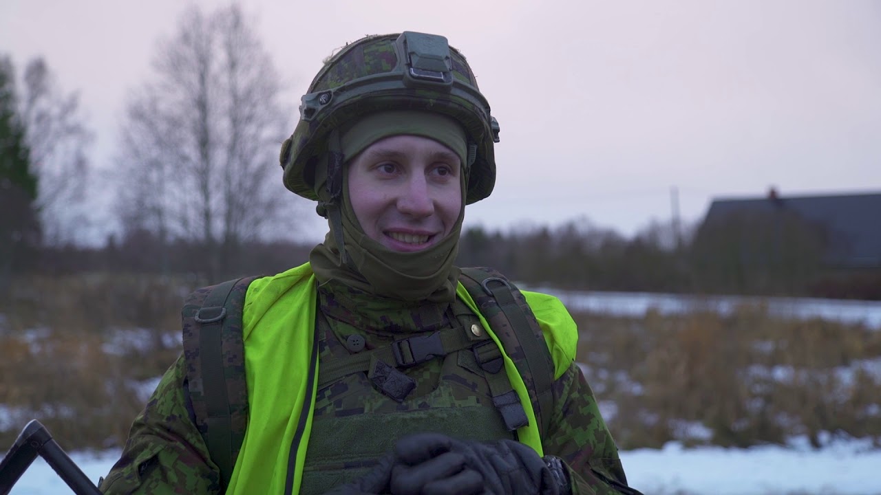 Скриншот видео "Как Андрес и Анатолий служат в эстонской армии"