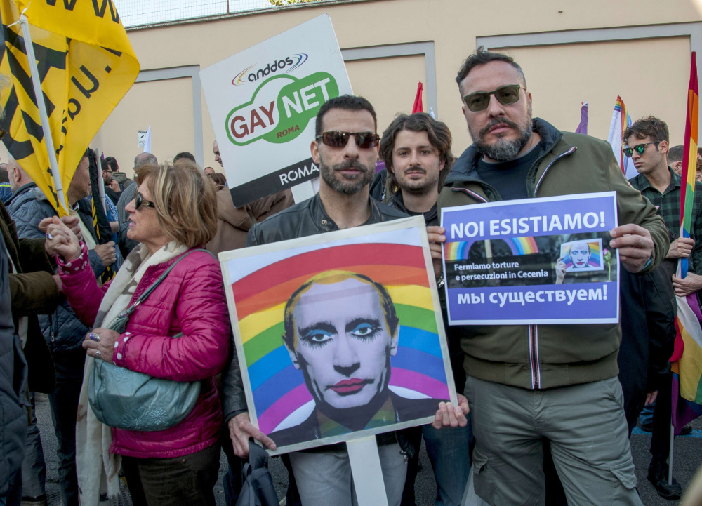 ЛГБТ-активисты протестуют против пыток геев в Чечне около российского посольства в Риме. Фото Cortellessa/Pacific Press/SIPA/Scanpix/LETA