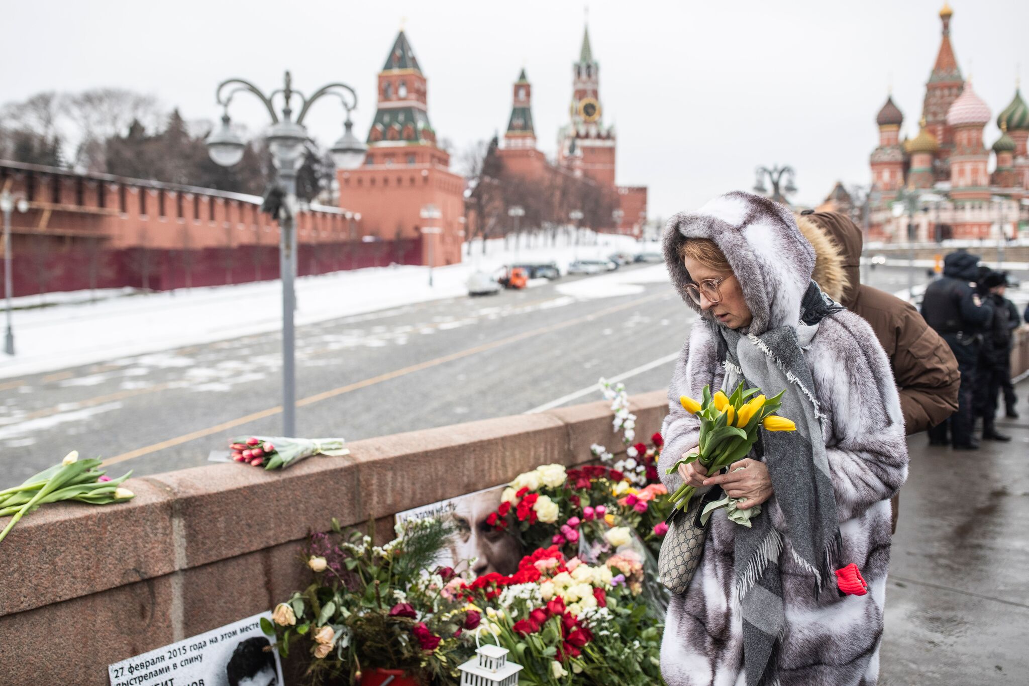 Люди возлагают цветы на месте убийства Бориса Немцова, Москва, 24 февраля 2019 г. Фото Евгения Фельдмана