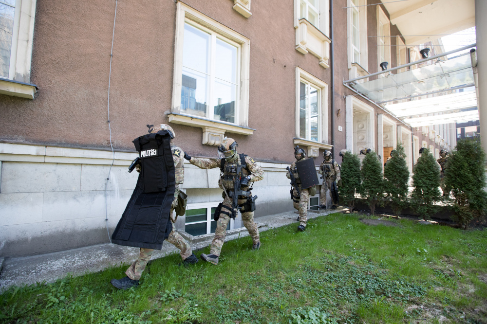 Совместные с полицией учения бойцов «Кайтселийта» в Таллинне, фото EESTI MEEDIA/Scanpix/Leta