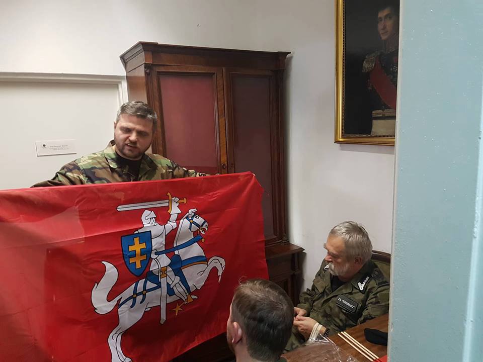 Дариуш Литвинович с флагом. Фото Константина Амелюшкина