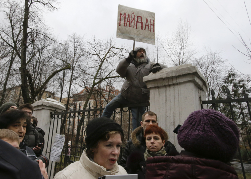 Протестующий держит плакат с надписью «Майдан» возле здания суда в Москве. Фото REUTERS/Scanpix/LETA