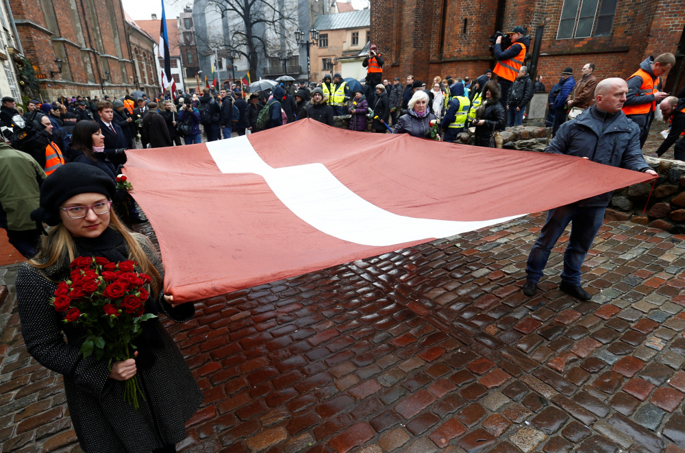 Участники несли государственный флаг Латвии. Фото Reuters/Scanpix/Leta