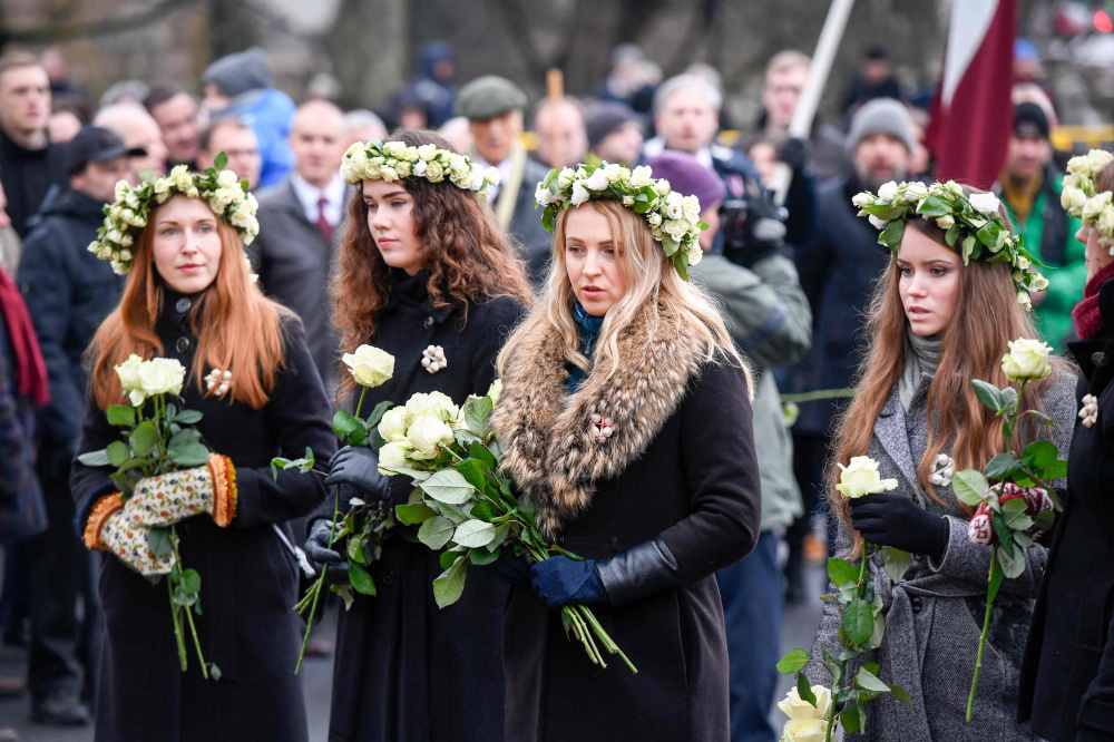 На главной площади страны их встречали цветами. Фото AFP/Scanpix/Leta