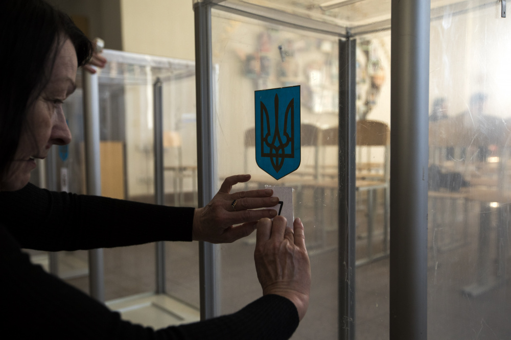Последние приготовления перед началом голосования на президентских выборах на Украине 2019 года. Фото AP/Scanpix/Leta