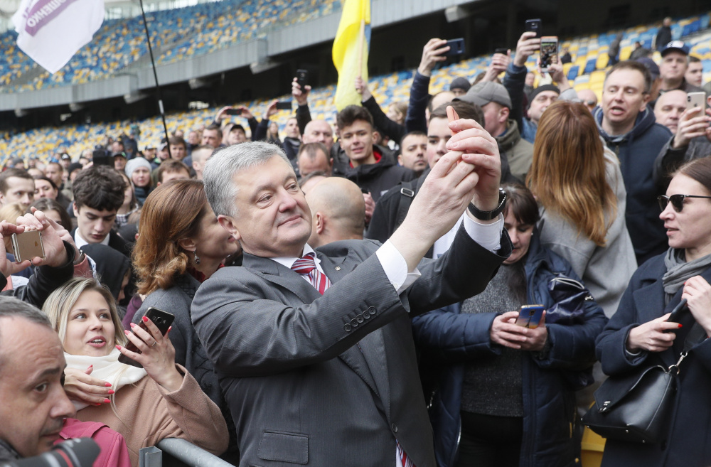 Петр Порошенко со своими сторонниками. Фото EPA/Scanpix/Leta