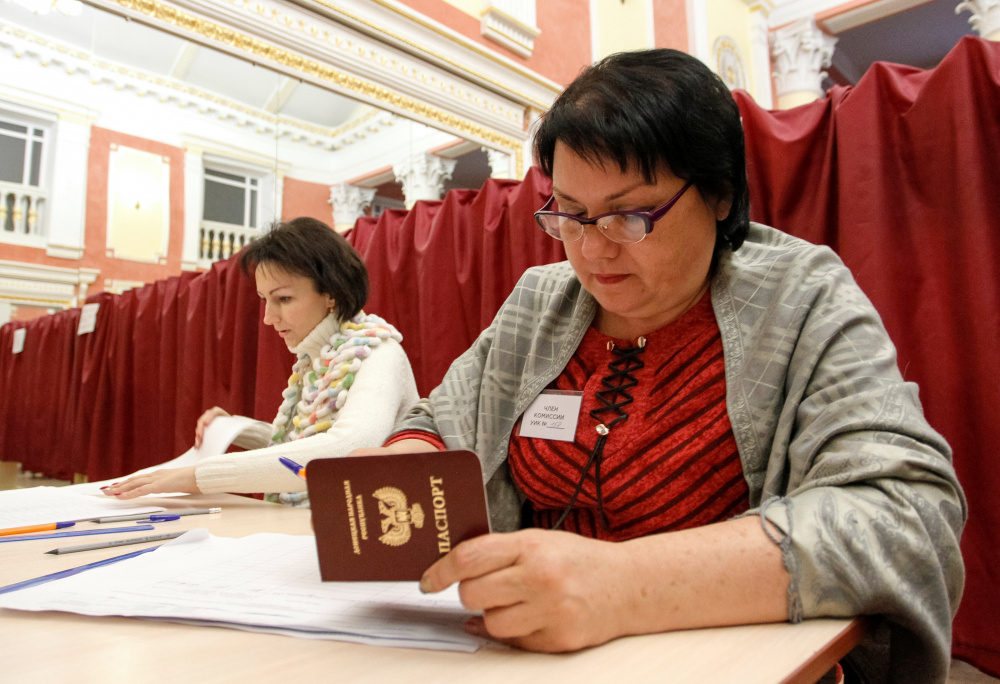 Регистрация по паспорту самопровозглашенной ДНР. Фото REUTERS/Scanpix/Leta