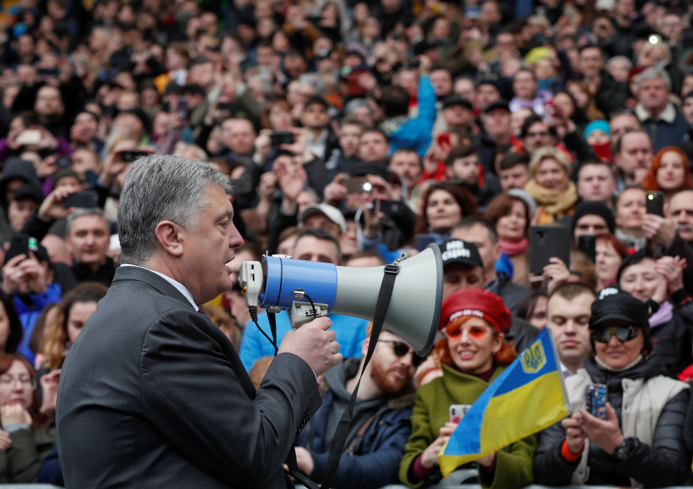 Президент Украины Петр Порошенко общается с пришедшими на стадион сторонниками. Фото REUTERS/Scanpix/Leta