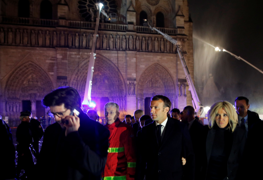 К горящему собору прибыл президент страны Эммануэль Макрон. Фото AFP/Scanpix/Leta