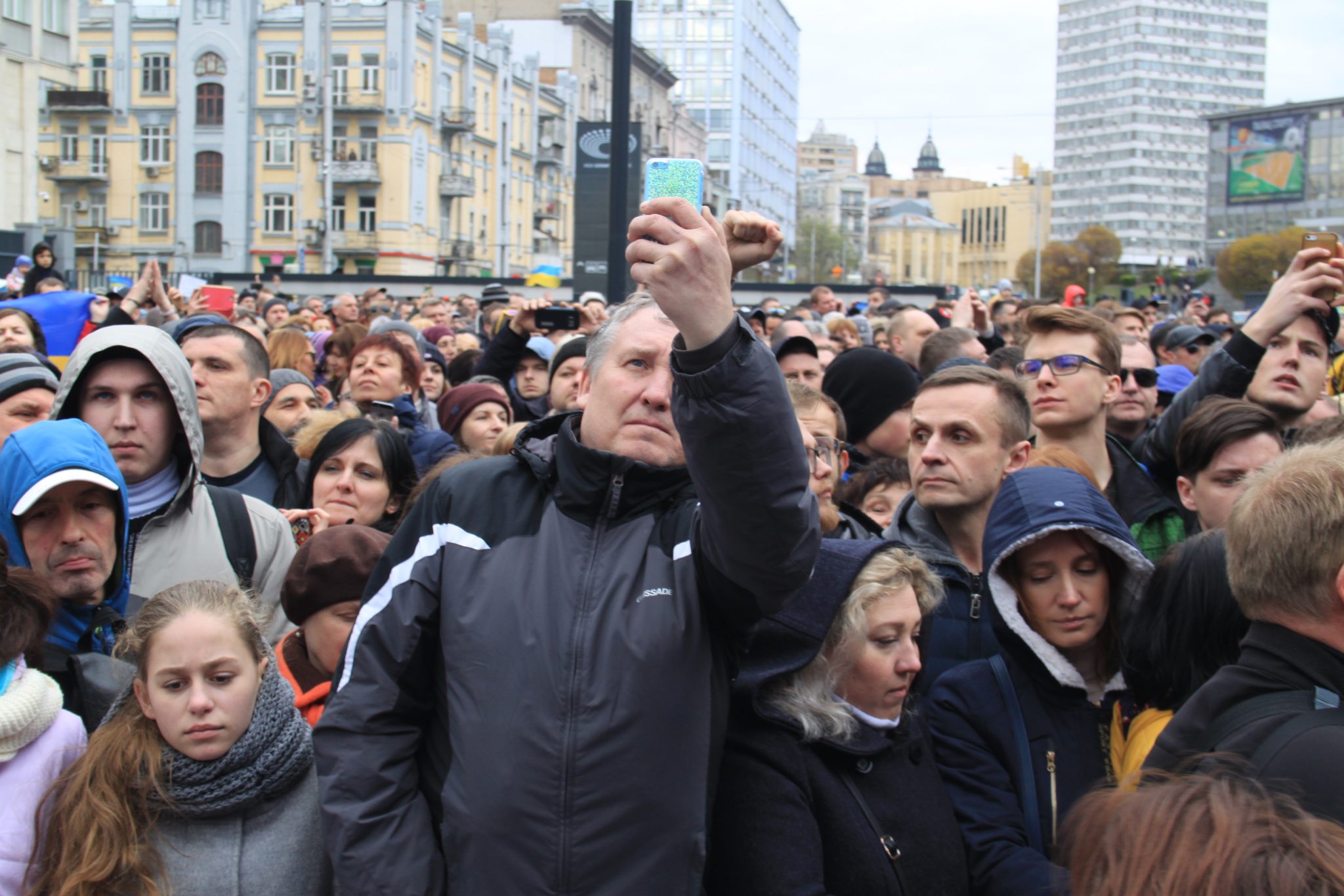 Люди идут к стадиону «Олимпийский» на воскресные дебаты Петра Порошенко. Фото Дмитрия Дурнева/SPEKTR.PRESS