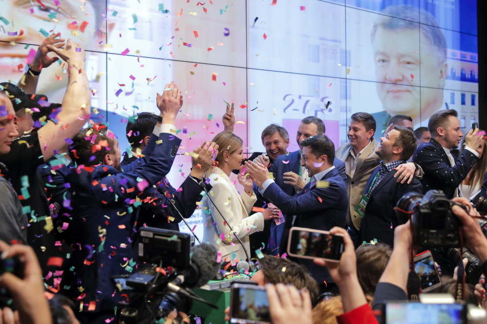 Празднование победы на выборах в штабе Зеленского. Фото AP/Scanpix/Leta