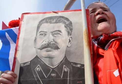 Сторонница КПРФ на демонстрации с портретом Сталина. Фото: AFP / Scanpix
