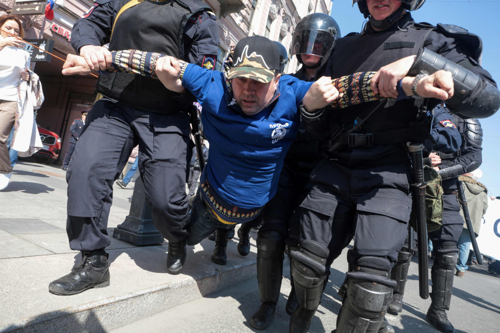 Задержание в Санкт-Петербурге участника митинга 1 мая 2019 года. Фото AFP/Scanpix/LETA