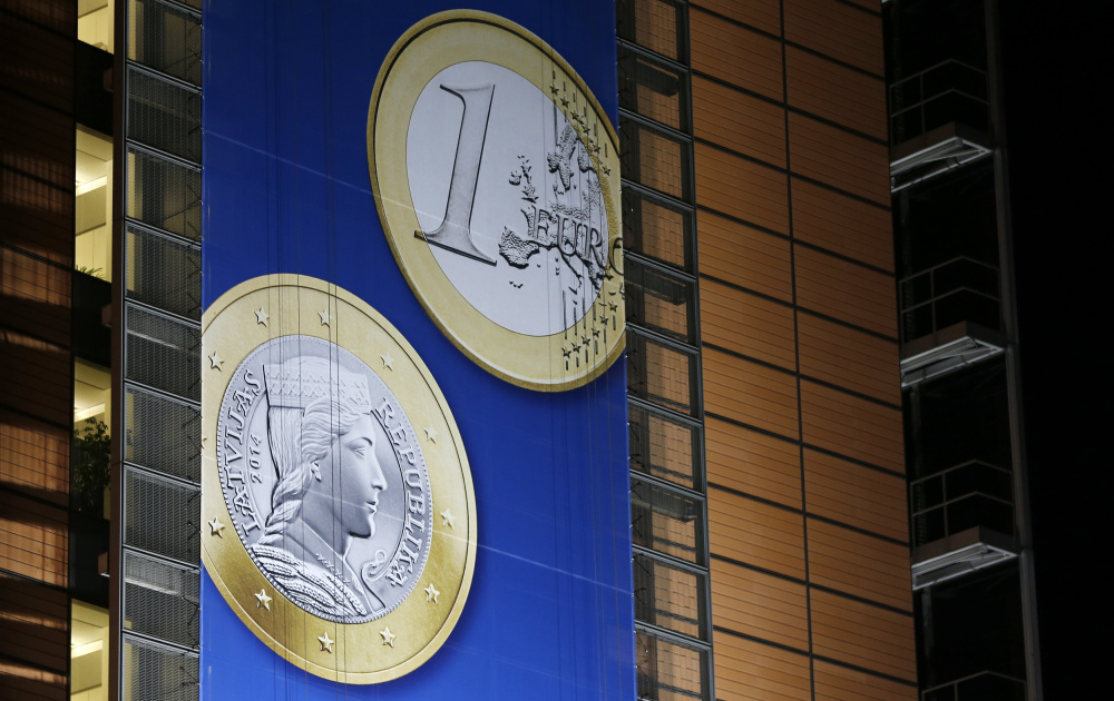 Изображение монеты евро с символикой Латвии. Фото REUTERS/Scanpix/Leta