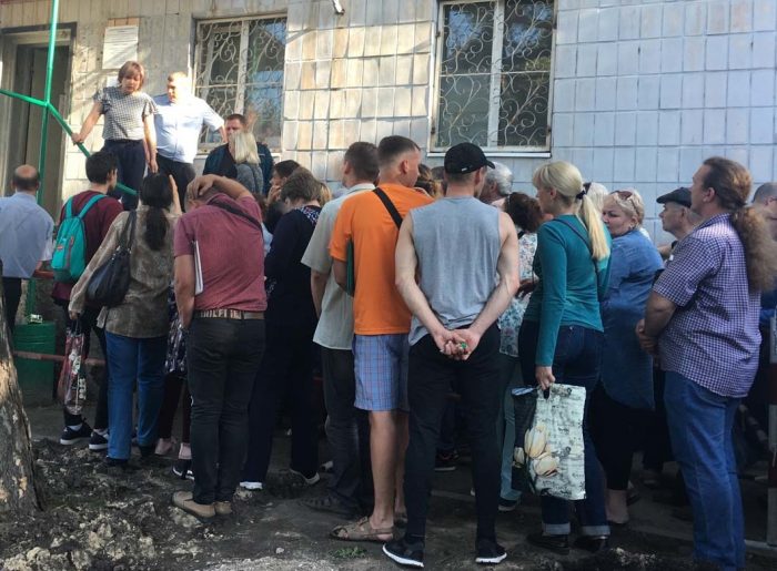 Луганск, сотрудница паспортного стола просит на сегодня разойтись. Фото автора