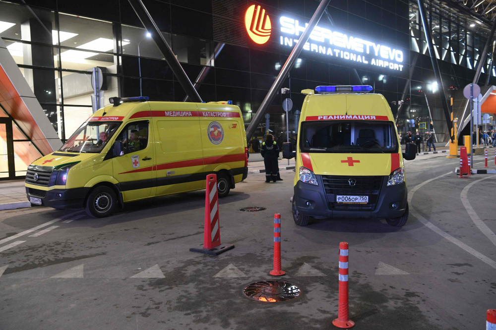 Машины скорой помощи прибыли в аэропорт для эвакуации пострадавших. Фото AFP/Scanpix/Leta